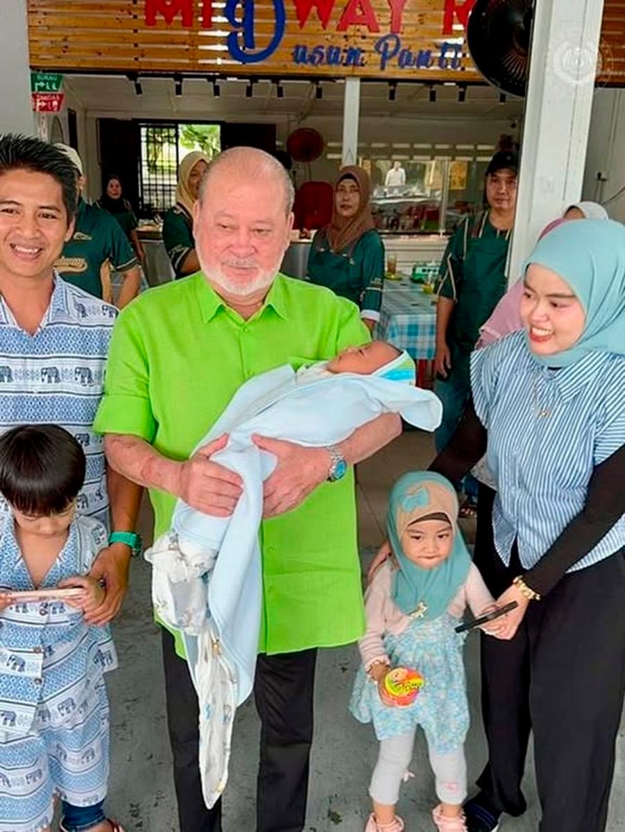 Seri Paduka Baginda turut meluangkan masa bergambar bersama sebuah keluarga yang baru sahaja menyambut kelahiran cahaya mata. Gambar Kredit: Sultan Ibrahim Sultan Iskandar / Facebook