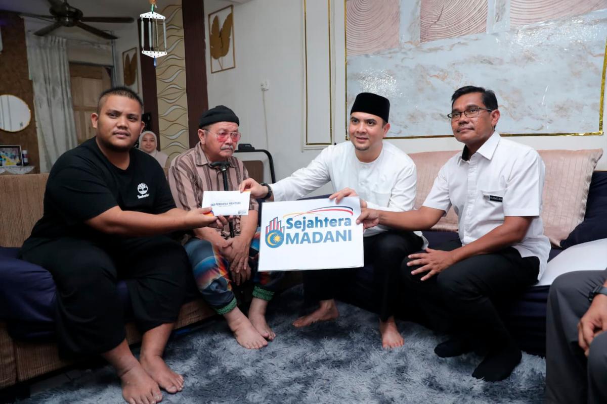Setiausaha politiK PM, Datuk Ahmad Farhan Fauzi bersama Mohd Sharul Ikmal. Gambar Kredit: Anwar Ibrahim