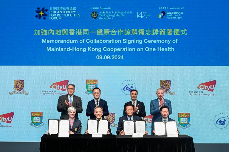 $!The Memorandum of Collaboration was signed by Li Qun, Deputy Director General, Chinese Center for Disease Control and Prevention (front row, 2nd right); Prof Chak-sing Lau, Dean of Medicine, The University of Hong Kong (front row, 2nd left); Prof Philip Chiu Wai-yan, Dean of Medicine, The Chinese University of Hong Kong (front row, 1st right); and Prof Vanessa Barrs, Dean, Jockey Club College of Veterinary Medicine and Life Sciences, City University of Hong Kong (front row, 1st left). The signing ceremony was witnessed by Michael Lee, Chairman of The Hong Kong Jockey Club (back row, 2nd right); Lester Huang, Chairman of IoP and Steward of The Hong Kong Jockey Club (back row, 1st left); Winfried Engelbrecht-Bresges, CEO of The Hong Kong Jockey Club and Director of IoP (back row, 1st right); and Dr Ronald Lam, Director of Health, HKSAR Government (back row, 2nd left).