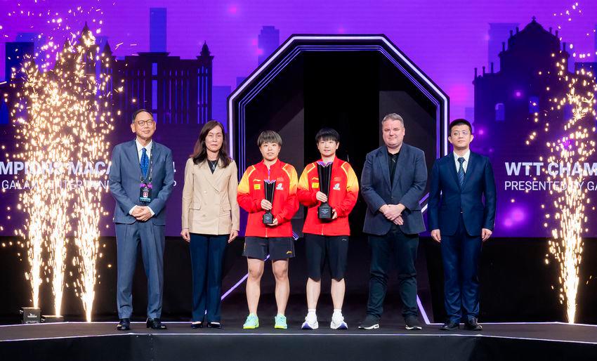 $!Ms. Ao Ieong U, Secretary for Social Affairs and Culture of the Macao SAR Government (second from left); Mr. Gao Yuan, Director of the Department of Information and Public Diplomacy of the Commissioner’s Office of the Ministry of Foreign Affairs of the People’s Republic of China in the Macao SAR (first from right); Mr. Steve Dainton, WTT Chief Executive Officer, ITTF Group Chief Executive Officer (second from right), and Mr. Philip Cheng, Director of GEG (first from left) presented the awards to and took a photo with the champion and runner up of the women’s singles.