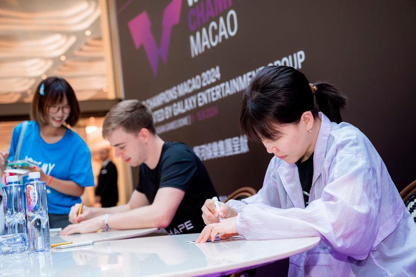 $!GEG, along with various organizers, invited WTT players, Ms. Chen Xingtong from China and Mr. Truls Moregard from Sweden to an autograph session at the East Square of Galaxy Macau and to interact with fans.