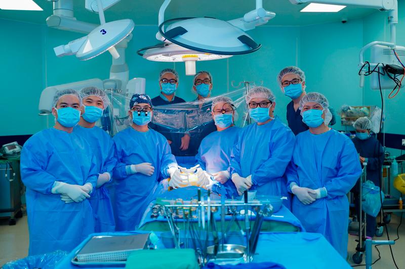 Vinmec surgeons successfully reconstructed the chest for the patient, opening a groundbreaking approach to cardiovascular treatment in Vietnam.