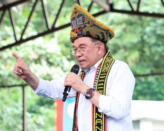 Perdana Menteri Datuk Seri Anwar Ibrahim berucap pada Program Rapat Umum dan Himpunan KEADILAN Sempena 27 Tahun Refomasi di Dewan Pisompuruan Kampung Kobuni Inanam semalam- fotoBERNAMA