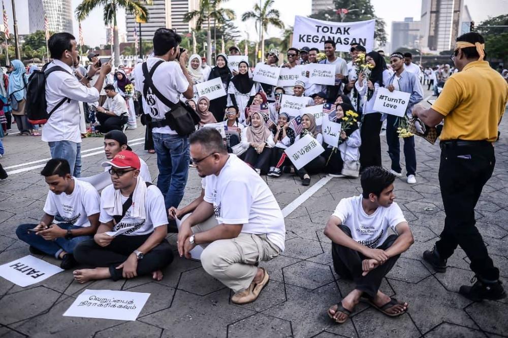 Supporters attend in white shirt to attend assembly to demonstrate Malaysians’ solidarity with the Christchurch victims of a terrorist at Dataran Merdeka, Kuala Lumpur, on March 23, 2019. — Sunpix by Adib Rawi Yahya