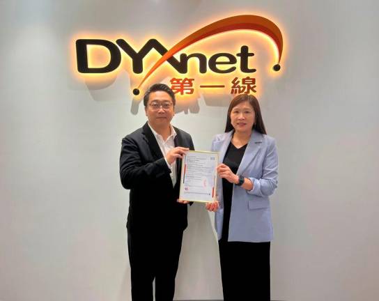 Joe Sze, Group Director of Product and Service Management at DYXnet (left), and Ms. Miranda Kwan, Director, Business Assurance of SGS Hong Kong Limited(right).