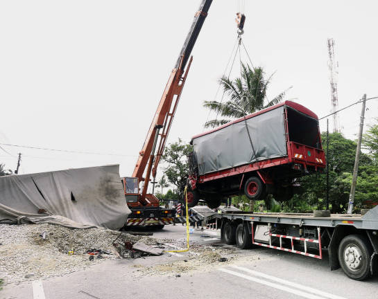 The tragic accident involving a Federal Reserve Unit (FRU) truck on Jalan Chikus–Sungai Lampam, Teluk Intan. - BERNAMApix