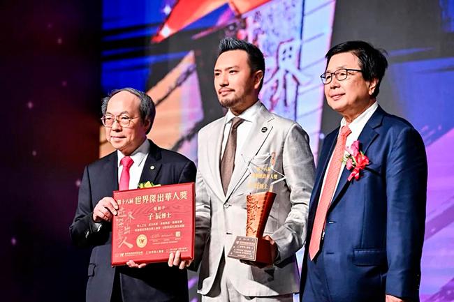 $!Anthony Tsang received the “18th World Outstanding Chinese Award”