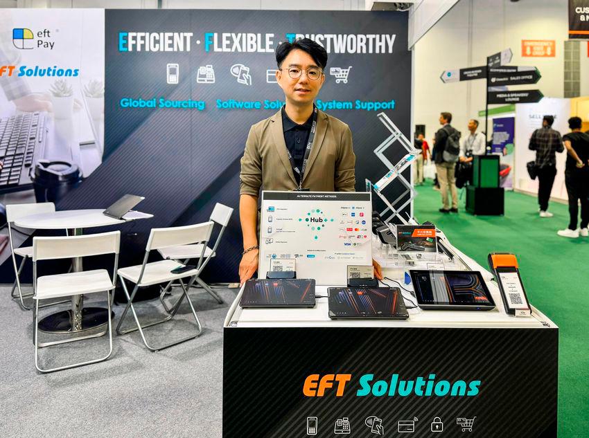 Mr. Andrew Lo Chun-kit, Chairman and CEO of EFT Solutions presents “Hub+,“ a cutting-edge gateway project at eCommerce Expo Asia.