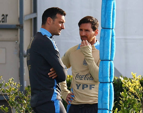 South American Qualifiers - Argentina Training - Buenos Aires, Argentina - June 3, 2025 Argentina coach Lionel Scaloni and Argentina’s Lionel Messi during training. - REUTERSpix