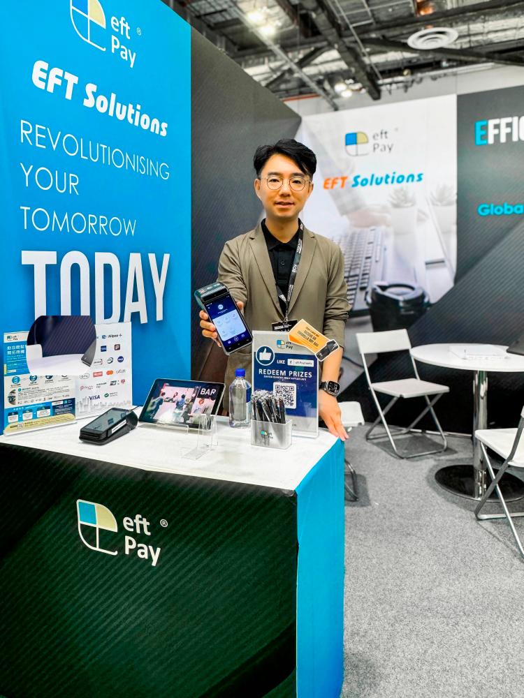 Mr. Andrew Lo Chun-kit, Chairman and CEO of eftPay (Asia) showcases the SaaS e-commerce solutions at eCommerce Expo Asia.