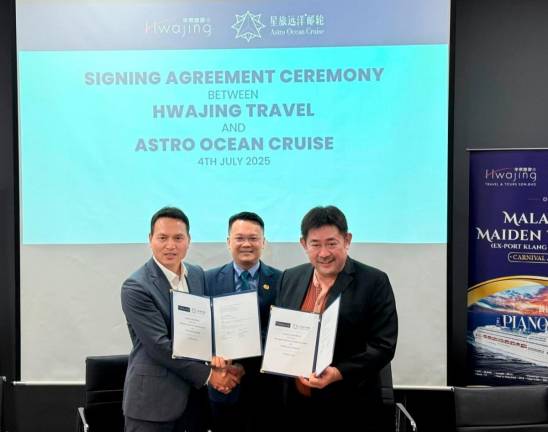 (Left to right): Astro Ocean Cruise vice president Jian-feng Tong, Penang Port Commission and the deputy chairman of Tourism Malaysia Datuk Yeoh Soon Hin and Hwajing Travel managing director Kenny Cheong posing after signing the deal.