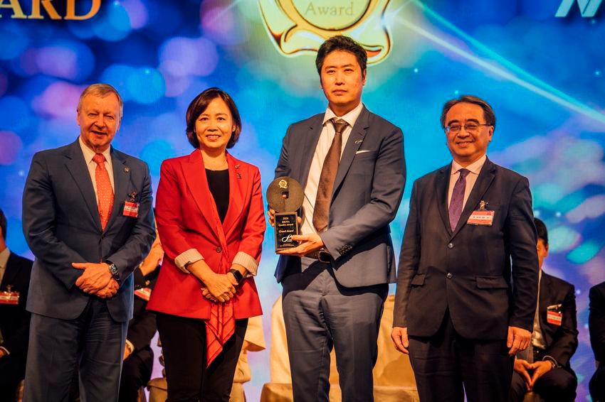 Ms Jeny Yeung, Chairperson of Octopus received the prestigious award together with Mr Tim Ying, Chief Executive Officer of Octopus from Prof Winfried Engelbrecht-Bresges GBS JP, Chairman of The Hong Kong Management Association and Dr Jacob Kam, Chairman of 2024 Quality Award Organizing Committee.