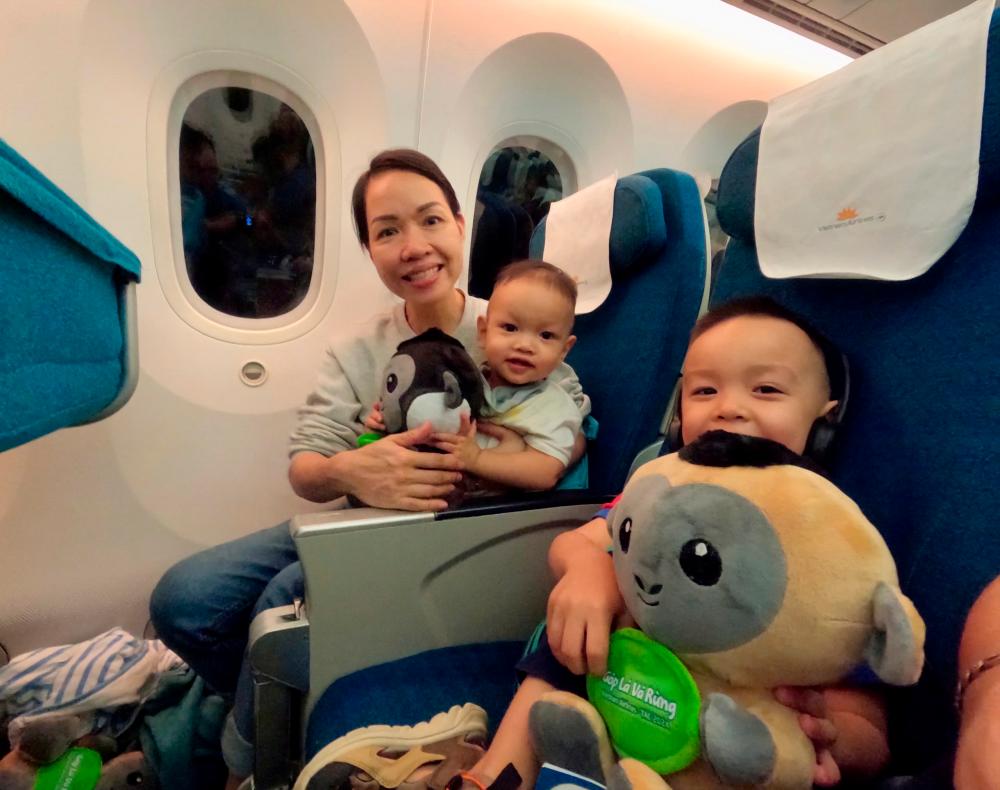 $!Passengers on “The Aviation Challenge” flight VN11 were presented with plush toys of the white-cheeked gibbon, the mascot of the ‘Contributing Leaves to the Forests’ campaign.