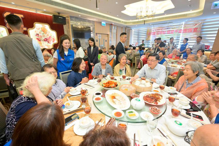 Hong Kong SAR’s Chief Executive John Lee (second right) listened to local residents’ views before formulating his Policy Address.