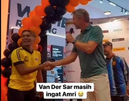 Edwin Van Der Sar shaking hands with Amri Yahyah during the promotional event. - Screenshot Facebook NurAzhar Mohd Zin
