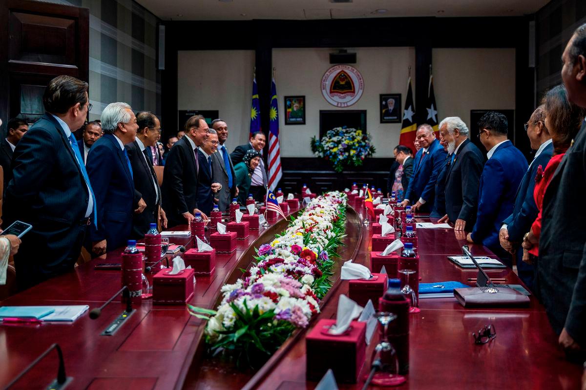 YAB Perdana Menteri, Dato' Seri Anwar Ibrahim bersama delegasi Malaysia telah mengadakan mesyuarat dua hala dengan Perdana Menteri, Kay Rala Xanana Gusmão serta barisan kabinet Timor-Leste di Dili, Timor-Leste. - PMO Malaysia via Fahmi Fadzil / Facebook
