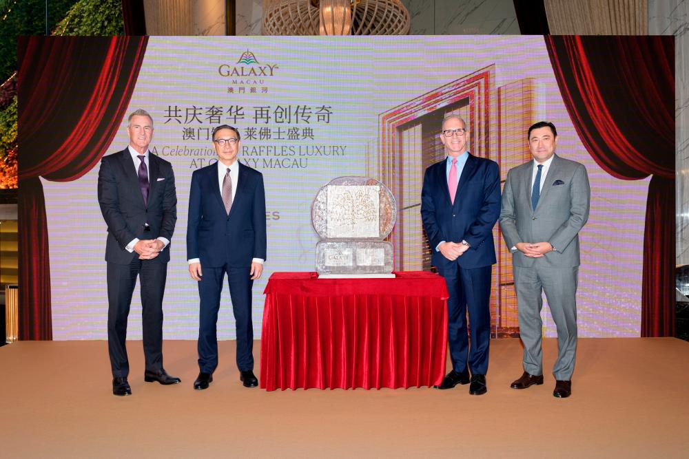 $!Mr. Kevin Kelley, Chief Operating Officer— Macau of Galaxy Entertainment Group(first from left) and Mr. Troy Hickox, Head of Hotels &amp; Lifestyle Development of Galaxy Entertainment Group(first from right), together with the two officiating guests, witness the completion of Raffles at Galaxy Macau.