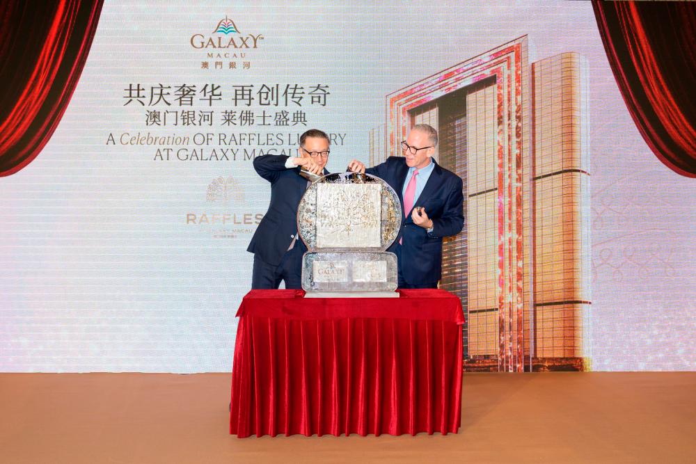 $!Mr. Francis Lui, and Mr. Gary Rosen, CEO, Accor Greater China (right) slowly poured the Golden liquid into the ice sculpture for the celebration, which signals a new chapter of exceptional hospitality for Raffles at Galaxy Macau.