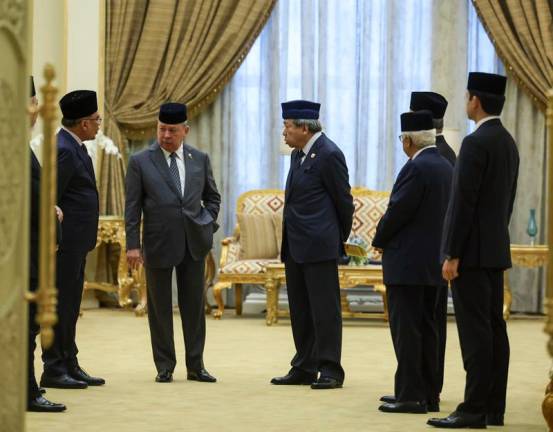 Yang di-Pertuan Agong Sultan Ibrahim (dua, kiri) berkenan bersama Sultan Selangor Sultan Sharafuddin Idris Shah (tiga, kiri) sebelum berangkat ke Mesyuarat Majlis Raja-Raja ke-265 di Istana Negara, hari ini. Turut kelihatan Perdana Menteri Datuk Seri Anwar Ibrahim (kiri). / fotoBERNAMA