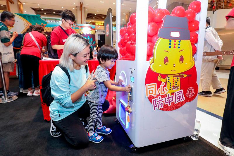 $!Image 3: Citizens learn while having fun, playing “Health Capsule Prize Draw” in the Health Maze and learning various stroke prevention tips.