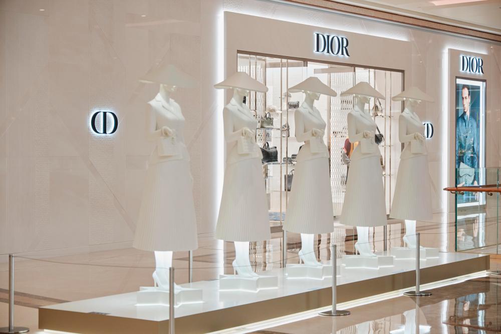 $!Celebrating the grand opening of Dior boutique at Galaxy Promenade, “Tailleur Bar” is displayed in front of the boutique to highlight the emblematic silhouette of “The New Look”.