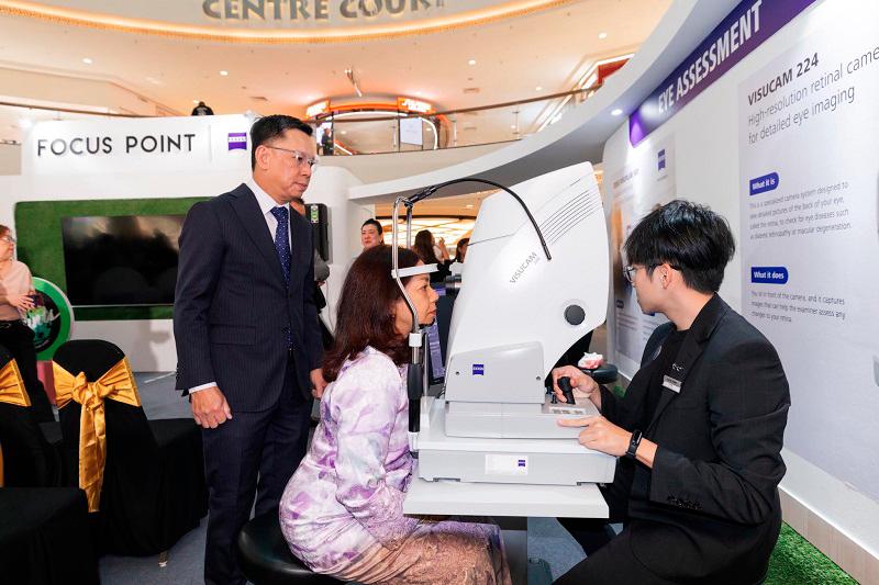 $!Datuk Seri Suriani participating in the free eye screening.