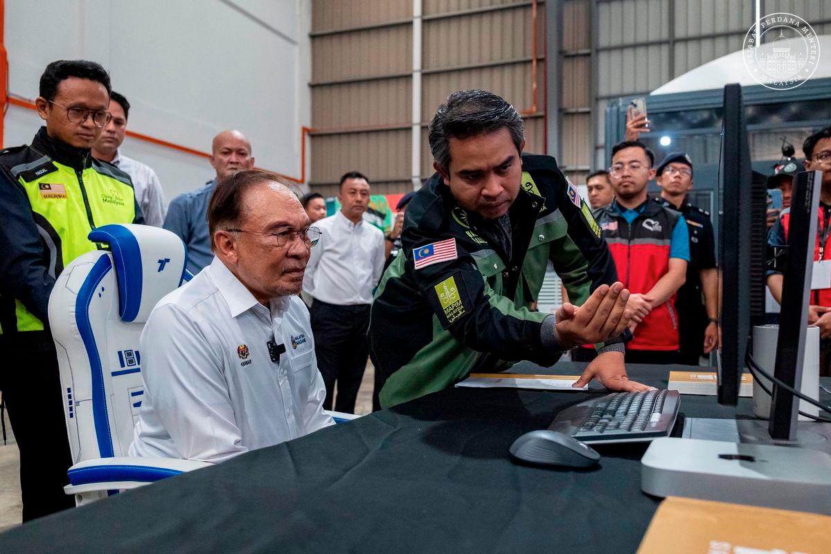 Perdana Menteri, Dato' Seri Anwar Ibrahim semasa lawatan ke Sumud Nusantara Command Centre di MAPIM Malaysia Central Warehouse, Sepang, Selangor. 30 September 2025. - FATH RIZAL/Pejabat Perdana Menteri.