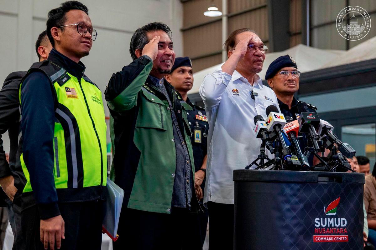 YAB Perdana Menteri, Dato' Seri Anwar Ibrahim semasa lawatan ke Sumud Nusantara Command Centre di MAPIM Malaysia Central Warehouse, Sepang, Selangor. 30 September 2025. - FATH RIZAL/Pejabat Perdana Menteri