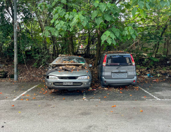 Abandoned vehicles at Subang Murni. - theSunpix