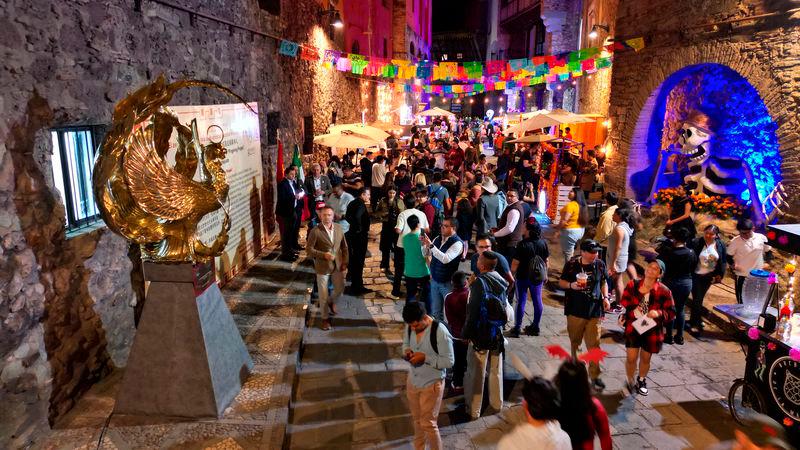 $!In the afternoon of October 31, in Guanajuato City, Mexico, local residents and tourists take photos with the phoenix sculpture from Fengdu, Chongqing.