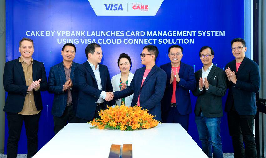 Leaders of Cake, Visa, and Google Cloud in Vietnam at the launch of Cake’s full cloud-based card management system.