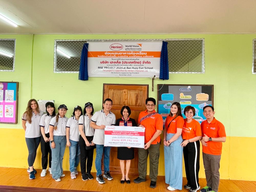 $!Andrianto Jayapurna, President of Henkel Thailand (sixth from left), and Dr. Sarawut Rachasrimuang, National Director of World Vision Foundation of Thailand (fourth from right), joining Sudarat Punyasiriwong, Director of Ban Huay Eun School (center) to mark the completion of Project RISE during the handover ceremony on November 7, 2024.