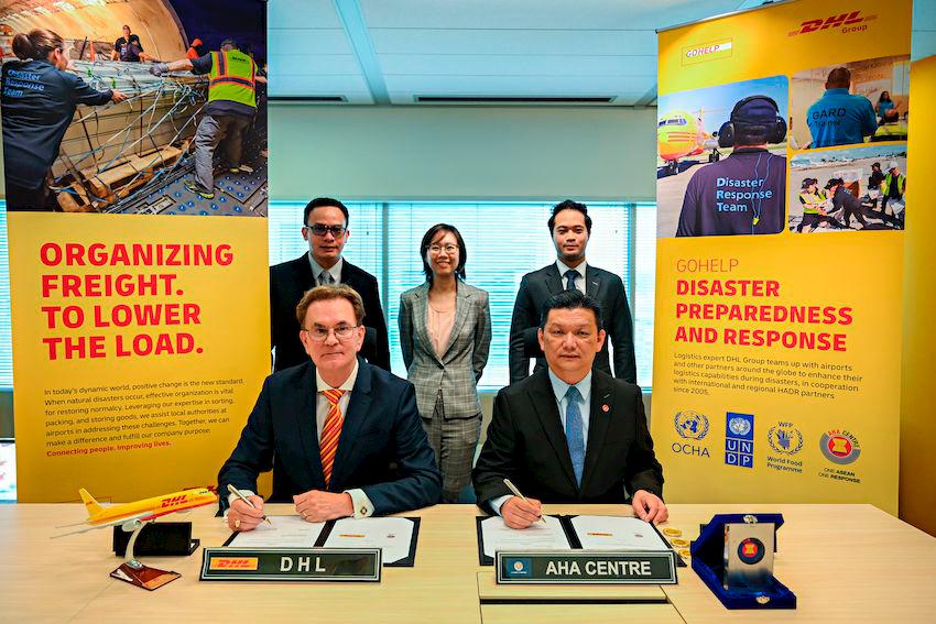 Carl Schelfhaut, Head of the GoHelp Program for Asia Pacific, DHL Group and Lee Yam Ming, the Executive Director of the AHA Centre signing the MOI in Singapore