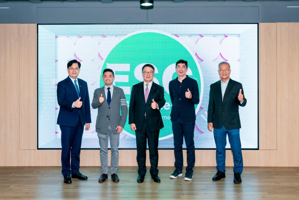 Hong Kong Observatory (First in the right), Arthur LAM, Co-Founder &amp; CEO of Negawatt (Second in the left), Vincent YIP, Chief Executive Officer, Cornerstone Technologies (Second in the right) attended the kick-off ceremony to celebrate the launch of tri-party collaboration.