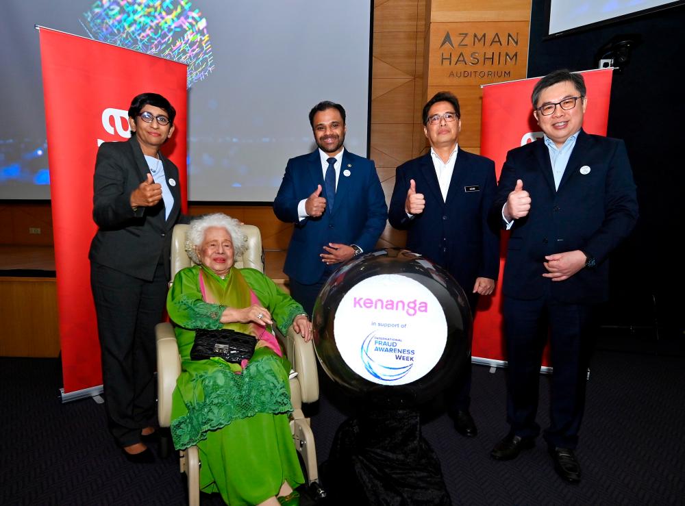 From left: Maheswari Kanniah, Group Chief Regulatory and Compliance Officer of Kenanga Investment Bank Berhad (“KIBB”); YM Tan Sri Dato’ Paduka Tengku Noor Zakiah Noor Ismail, Founder Emeritus and Adviser of KIBB; Mr. Ganesh Thuraisingham, Head of Asia Pacific Development of the Association of Certified Fraud Examiners; Tan Sri Dato’ Seri Panglima Haji Azam bin Baki, Chief Commissioner of the Malaysian Anti-Corruption Commission; and Datuk Chay Wai Leong, Group Managing Director of KIBB at the launch of KIBB’s flagship programme, Fraud Awareness Week 2024.