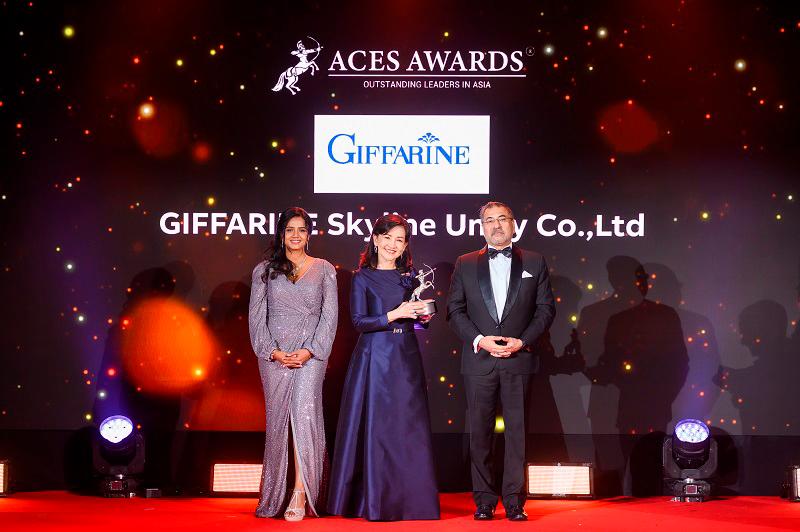 Dr. Nalinee Paiboon, President of GIFFARINE Skyline Unity Co., Ltd, proudly accepts the Outstanding Leaders in Asia award at the prestigious ACES Awards 2024. The award was presented by Dr. Shanggari Balakrishnan, President of the ACES Awards (left), and Hemant Batra, Chairman of the ACES Council (right), honouring her exceptional leadership and transformative contributions to the industry.