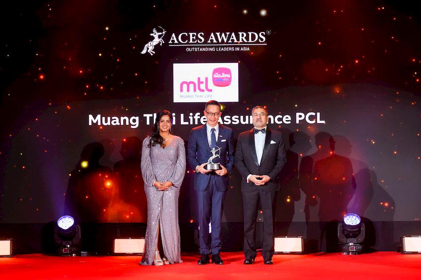 Mr. Sara Lamsam, CEO of Muang Thai Life Assurance Public Company Limited (middle), proudly accepts the prestigious Outstanding Leaders in Asia award at the ACES Awards 2024. The award was presented by Dr. Shanggari Balakrishnan, President of the ACES Awards (left), and Mr. Hemant Batra, Honorary Chairman of the ACES Awards, in recognition of Mr. Lamsam’s exceptional leadership and transformative impact on the industry.