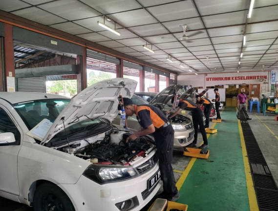 Nuryantizpura said TVET graduates today can transition to diploma and degree programmes under the Malaysian Qualifications Framework. – Credit: Kolej Vokasional Automotif Taiping / Facebook