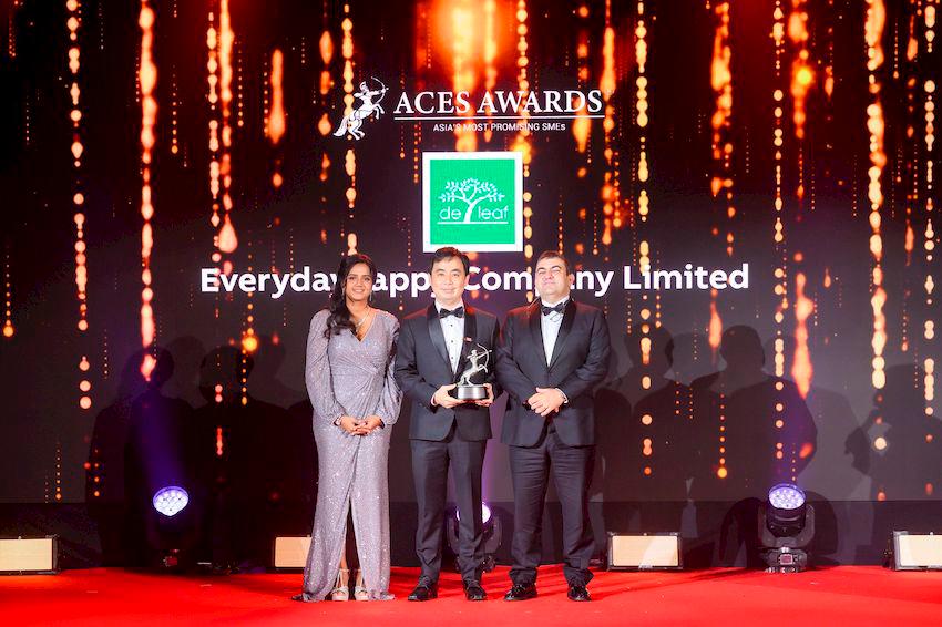 Mr. Supachai Jupanish, General Manager of Everydayhappy Company Limited (centre), proudly receives the Asia’s Most Promising SMEs award at the ACES Awards 2024. The accolade was presented by Dr. Shanggari Balakrishnan, President of the ACES Awards (left), and Mr. Luis Bueno Nieto, Advisor to the ACES Council (right), celebrating the company’s exceptional growth and visionary leadership in the SME sector.