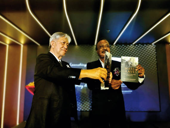 Tengku Mohamed Fauzi and Arulldas during the launch of the book. – theSunpix