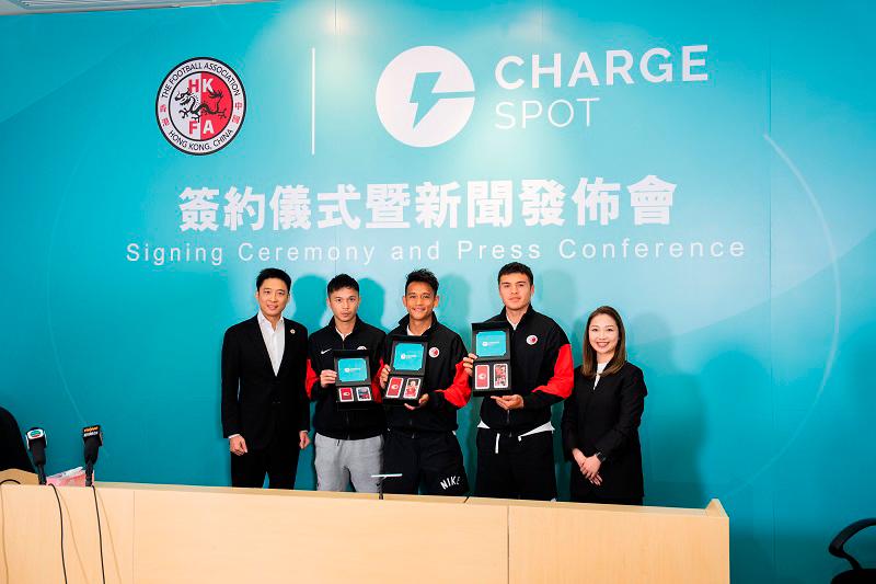 $!Mr. Eric FOK Kai Shan JP and Ms. Jess CHENG Wai Yin are pleased to announce CHARGESPOT will sponsor the Hong Kong, China Representative Team (HKRT) as HKFA’s Official Power Partner. They are joined by HKRT players CHAN Siu Kwan Philip, NGAN Cheuk Pan, and Leon JONES (from left to right) for a group photo.