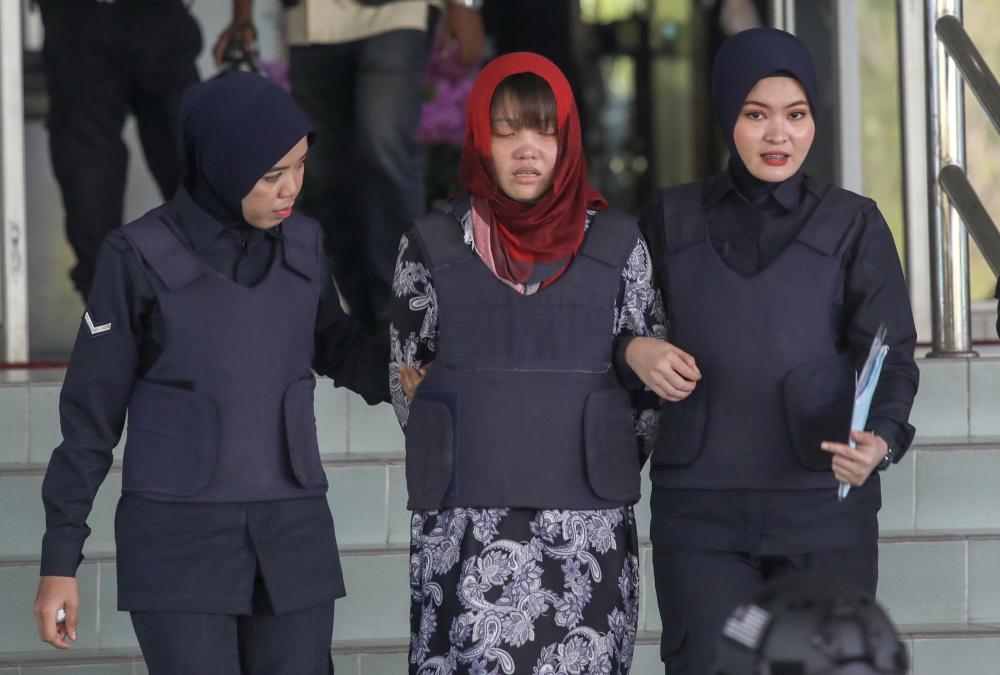 Vietnamese national Doan Thi Huong (C) is escorted by Malaysian police after a court hearing at the Shah Alam High Court, on March 14, 2019. — Sunpix by Asyraf Rasid