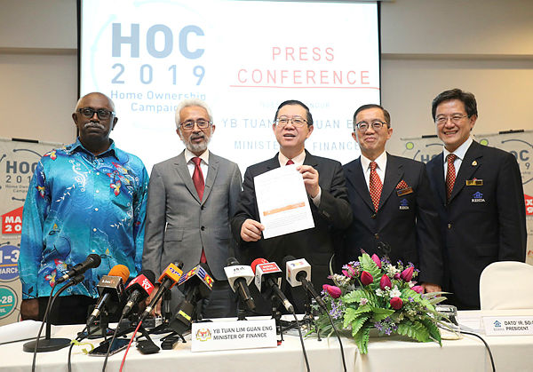 (From L) Director-general of the National Housing Department N. Jayaselan, Deputy Minister of Housing and Local Government Senator Datok Raja Kamarul Bahrin Shah, Finance Minister Lim Guan Eng, Redha President Datuk Ir Soam Heng Choon and HOC 2019 organising Chairman Datuk N.K. Tong, pose for a photo after a press conference on Mapex. — Sunpix by Asyraf Rasid