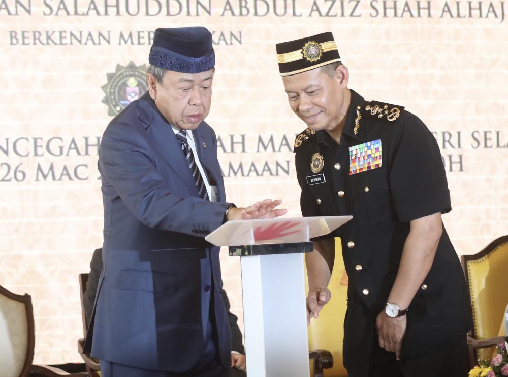 Sultan of Selangor, Sultan Sharafuddin Idris Shah (L) officiates the new Selangor MACC complex while witnessed by MACC chief commissioner Datuk Seri Mohd Shukri Abdull (R) at Section 16, Shah Alam, on March 26, 2019. — Sunpix by Asyraf Rasid