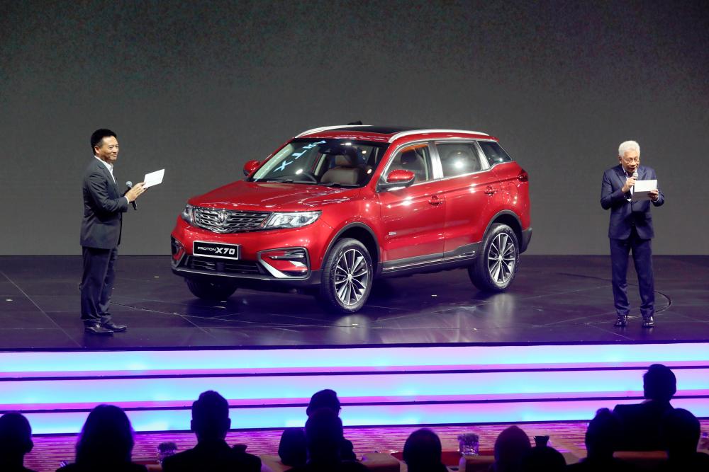 Li (left) and Proton deputy CEO Datuk Radzaif Mohamed announcing the X70 prices.