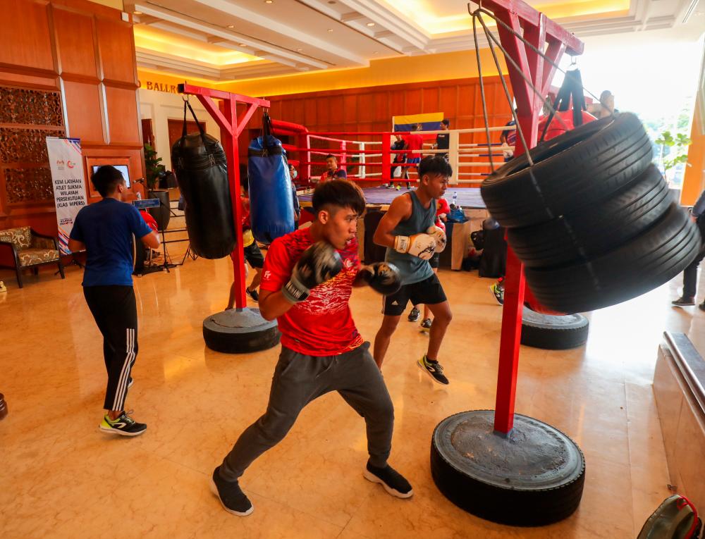 $!PUNCHING FOR GOLD ... Sukma boxers undergoing training organised by the Federal Territories Sports Council at the Royal Chulan Hotel in Kuala Lumpur yesterday. – ASYRAF RASID/THESUN