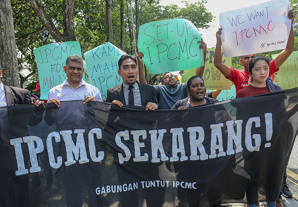 Protestors in favour of implementing IPCMC protest outside of Parliament on April 8, 2019. — Sunpix by Asyraf Rasid