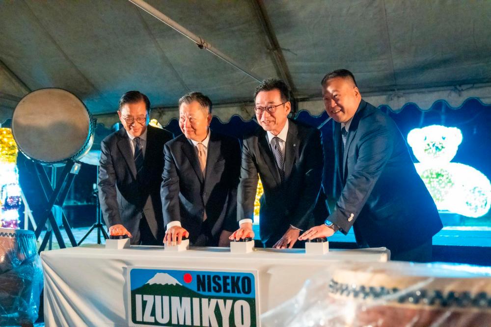 Jeffrey Lam, Golden Resources Development International Limited’s Group Independent Non-executive Director; Lam Kwing Chee, Group Executive Chairman; Kutchan Mayor Kazushi Monji; and Lam Sai Ho, Group Chief Executive Officer, celebrated the launch of the Niseko Hirafu Arts and Cultural Association with a lighting ceremony.