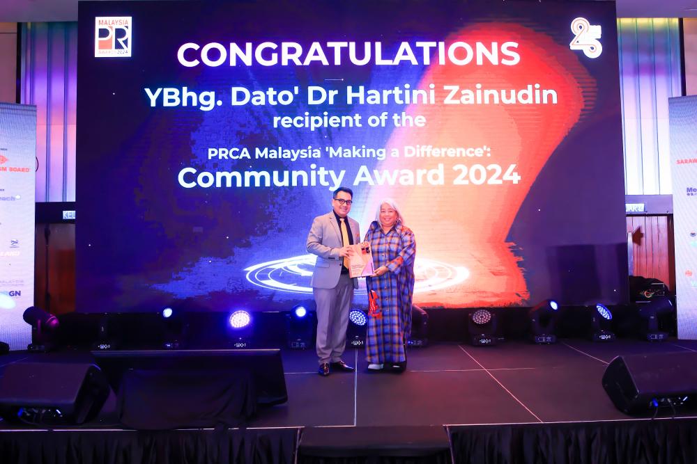 $!Prof Mohd Said Bani C.M.Din, President of PRCA Malaysia presented the plaque to YBhg. Dato’ Dr Hartini Zainudin, the recipient of the PRCA Malaysia ‘Making a Difference’: Community Award 2024.