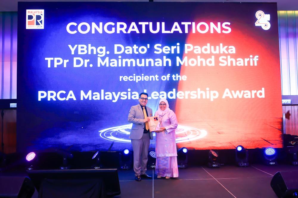 $!Prof Mohd Said Bani C.M.Din, President of PRCA Malaysia presented the plaque to YBhg. Dato’ Seri Paduka TPr Dr. Maimunah Mohd Sharif, the recipient of the PRCA Malaysia Leadership Award 2024.